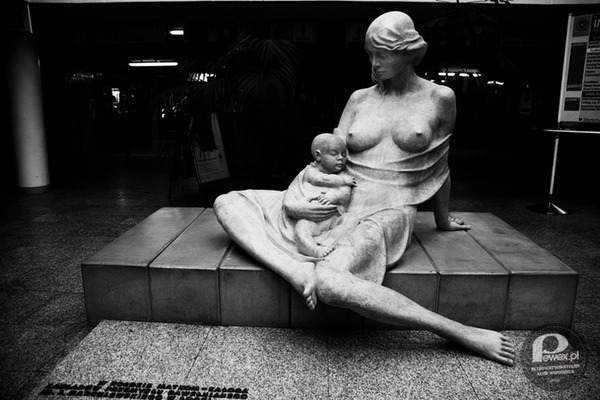 Rzeźba Matki Polki