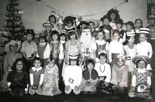 Mikołajkowy bal przebierańców w przedszkolu, 1982 r.