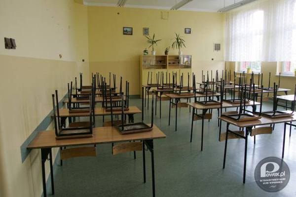 Ławki i krzesełka w klasach
